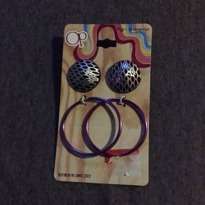 I’m selling two pare of earrings